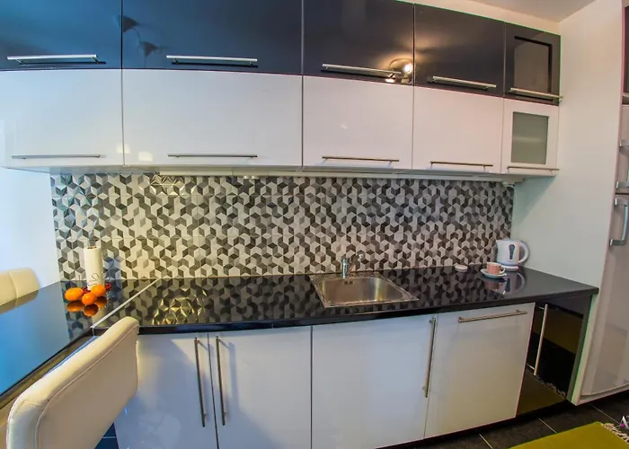 Charming Avenue Apartment *